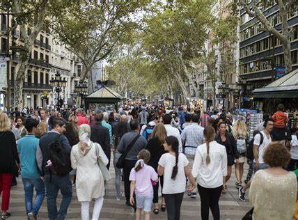 España Atrae a Más de 80 Millones de Turistas en 2024 y Expectativa Crece para 2025