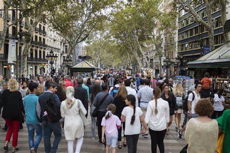 España Atrae a Más de 80 Millones de Turistas en 2024 y Expectativa Crece para 2025